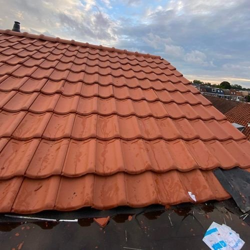 Mooie dakpannen geplaatst Dakdekker Winschoten inspectie van pannendak